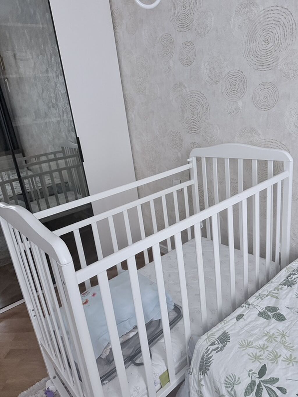 Ağ rəngli taxta uşaq beşiyi - Klassik dizayn: hündür, sıx ara — Bəşikləri, Bakı