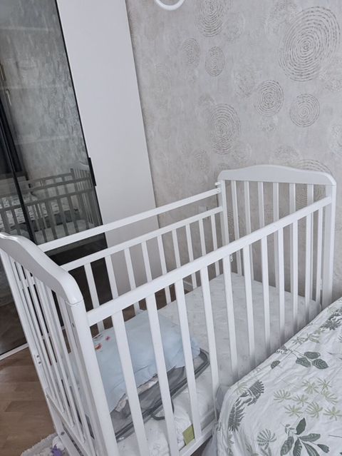 Ağ rəngli taxta uşaq beşiyi - Klassik dizayn: hündür, sıx ara — Bakı