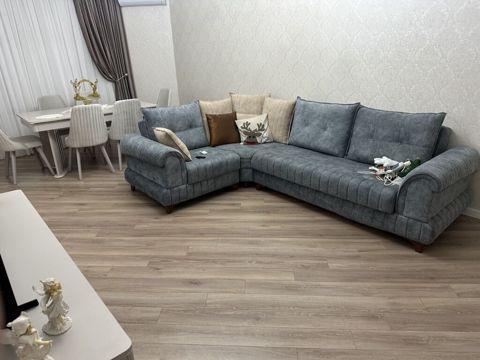Künc divanı – L şəklində, geniş oturacaq sahəsi və dərin kürsü hissəsi — Bakı