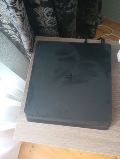 Sony PlayStation 4 Slim oyun konsolu Xüsusiyyətlər: - Model: PS4 Slim