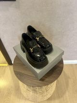 Qadın üçün qara laklı loafer ayaqqabılar - Model: qalın/zəncirli — Мокасины
