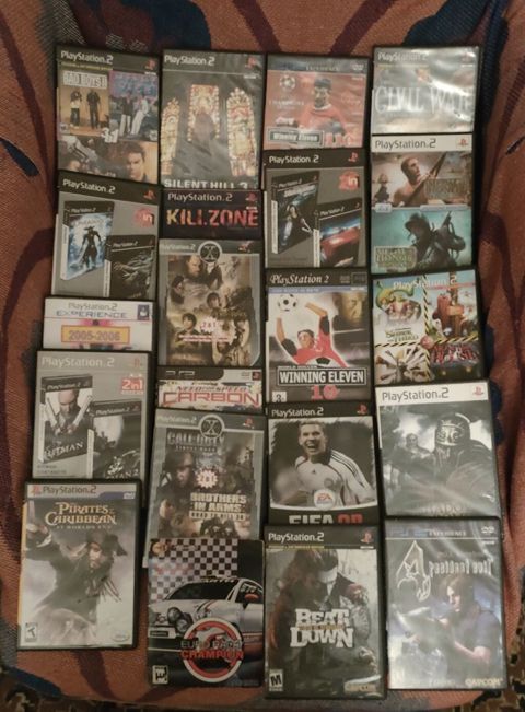 PlayStation 2 üçün müxtəlif oyun diskləri satılır. Bütün disklər ideal — Oyun konsolları