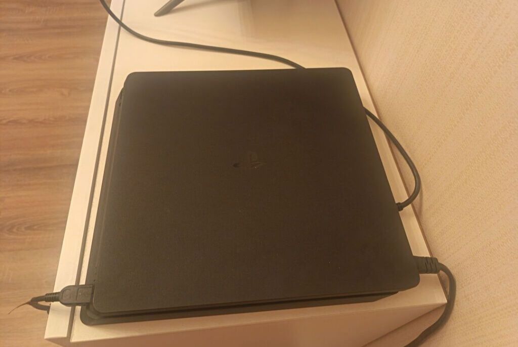 PlayStation 4 Slim oyun konsolu Xüsusiyyətlər: - Model: PS4 Slim — Oyun konsolları, Bakı (2)