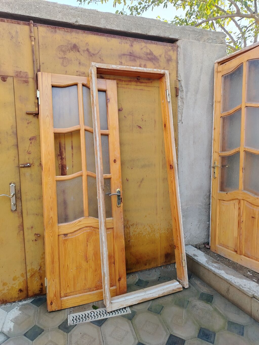 Məhsul: Şüşəli taxta qapılar (3 ədəd) Təsvir: - Material: təbii ağac — Pəncərələr, qapılar, balkonlar, Bakı (4)