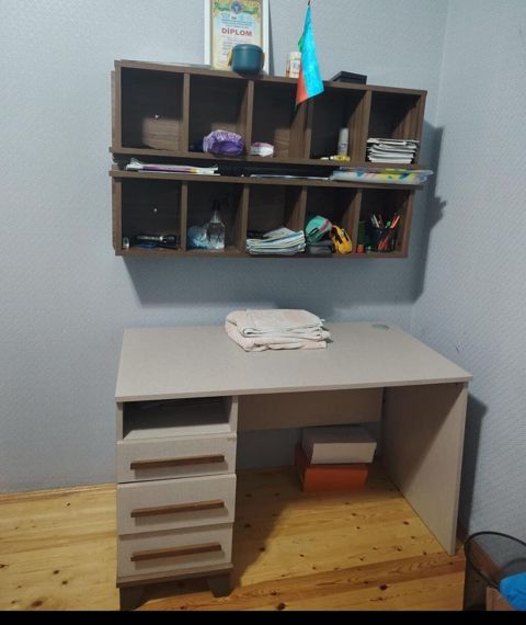 Yazi masasi satilir. Fabrik malidi. *Qiymeti 120 Azn.* Unvan — Mehdiabad