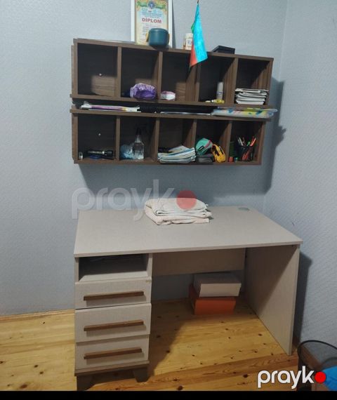 Yazi masasi satilir. Fabrik malidi. *Qiymeti 120 Azn.* Unvan