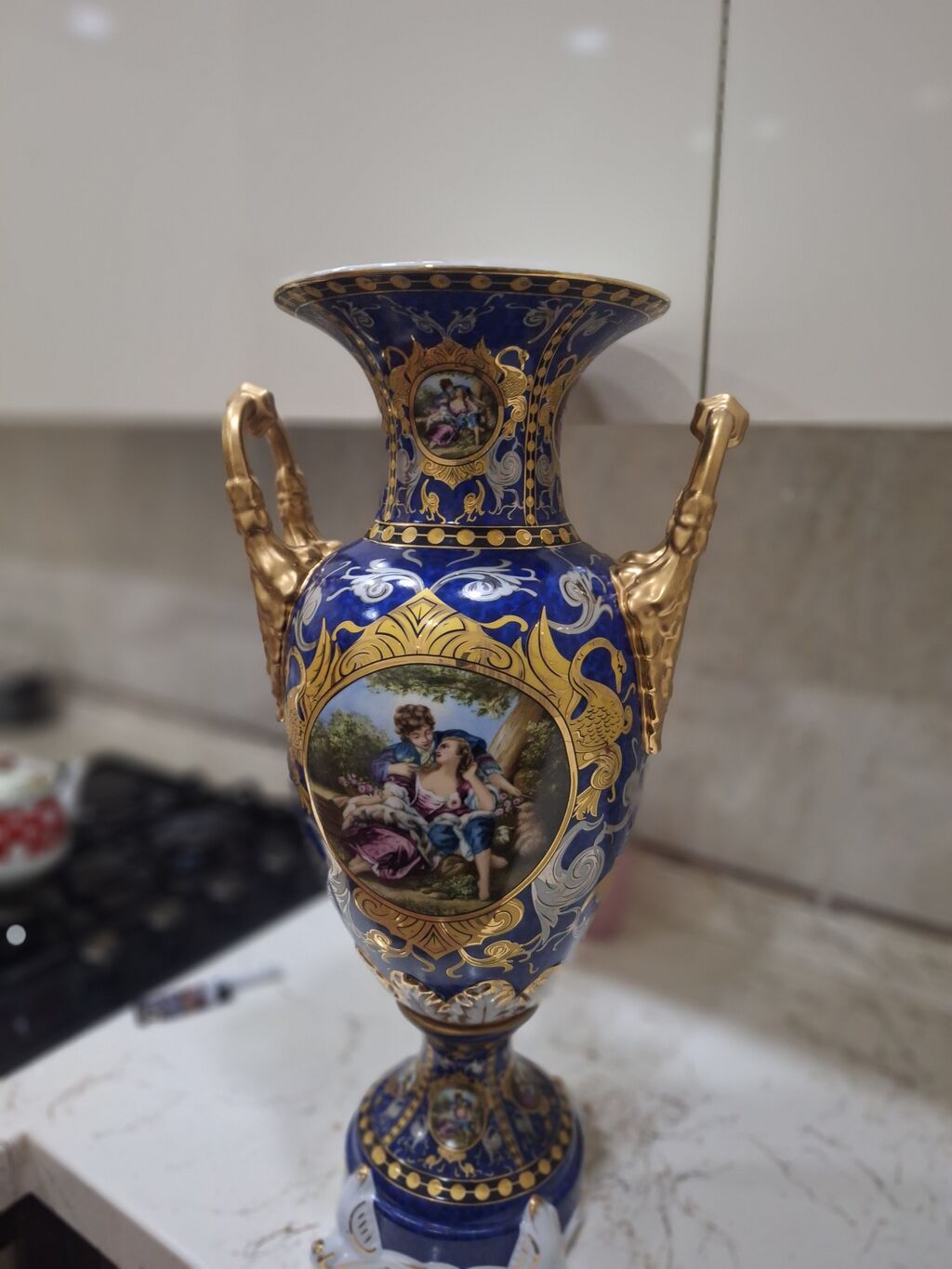 Bir vaza, Farfor — Vaazalar, kreslolar, süni çiçəklər, Xırdalan (3)