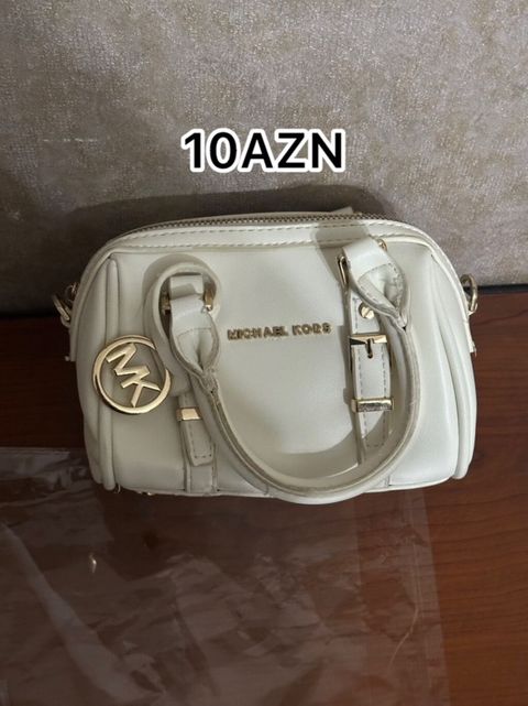Məhsul: Mini çanta, krem/ağ rəngdə Brend: Michael Kors (MK loqolu) — Masazır