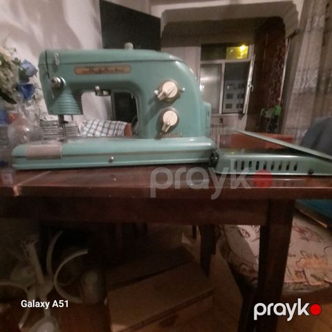 Retro tikiş maşını – metal gövdəli, açıq yaşıl rəngdə, mexaniki — Bakı