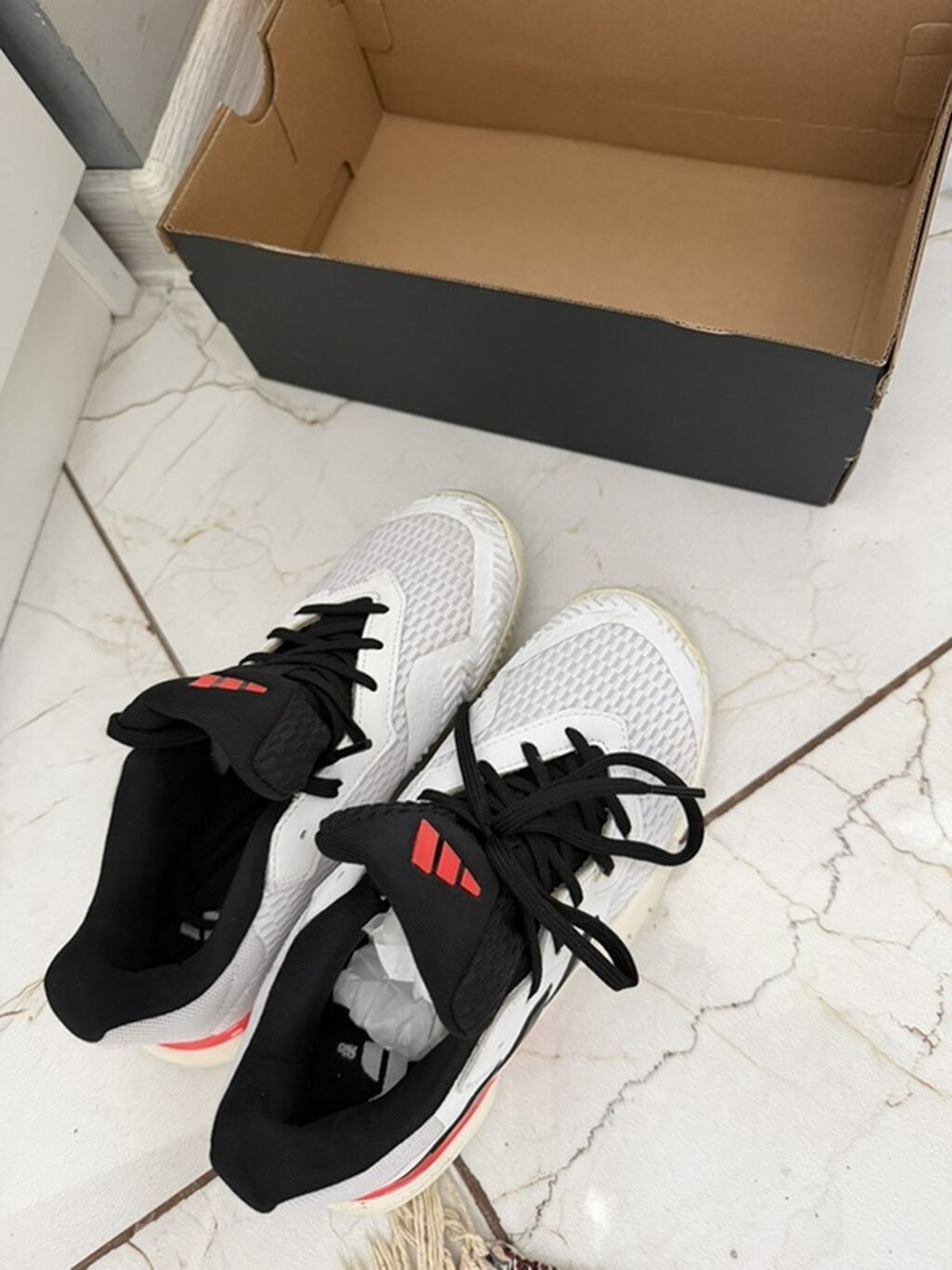 Məhsul: Adidas kişi/kadın idman ayaqqabısı - Rəng: ağ üst hissə, qara — Şəxsi əşyalar, Sumqayıt