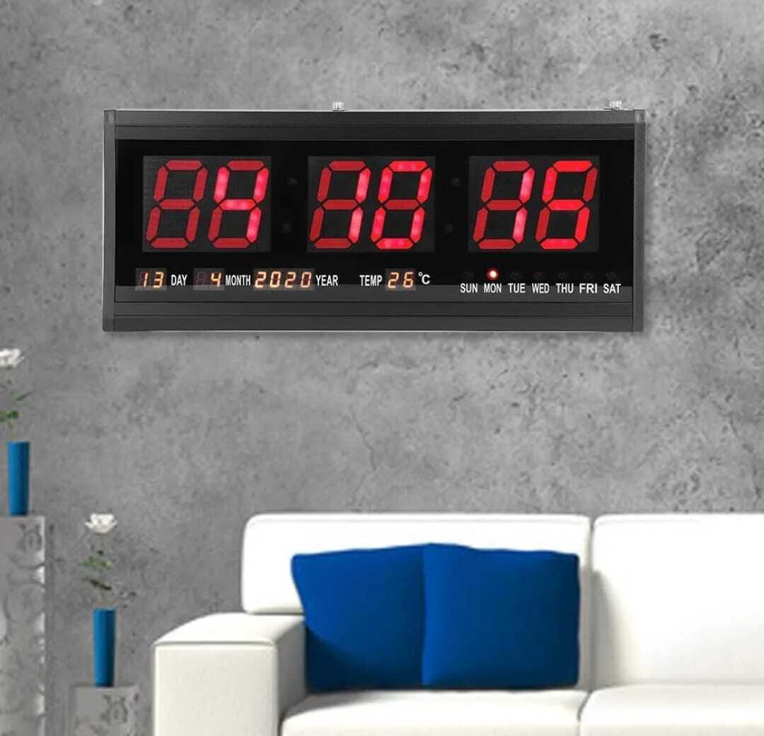Elektron divar saatları — Heykəlciklər və fiqurlar, Bakı (2)