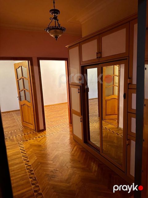 Azadlıq M 650 AZN/ay 3 otaqlı Köhnə tikili 80 m² Sahə 8 / 9 mərtəbə
