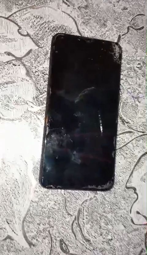 Samsunq A10 tekce ekrani deyismelidi 20 Manata satilir — Gəncə