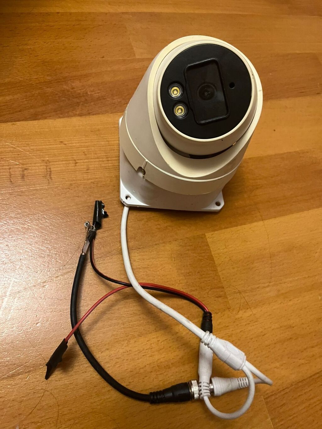 7 eded kamera tam işləkdir. Qiymet 10 azn (1) Unvan Badamdar. Vesile — Elektronika, Bakı (2)
