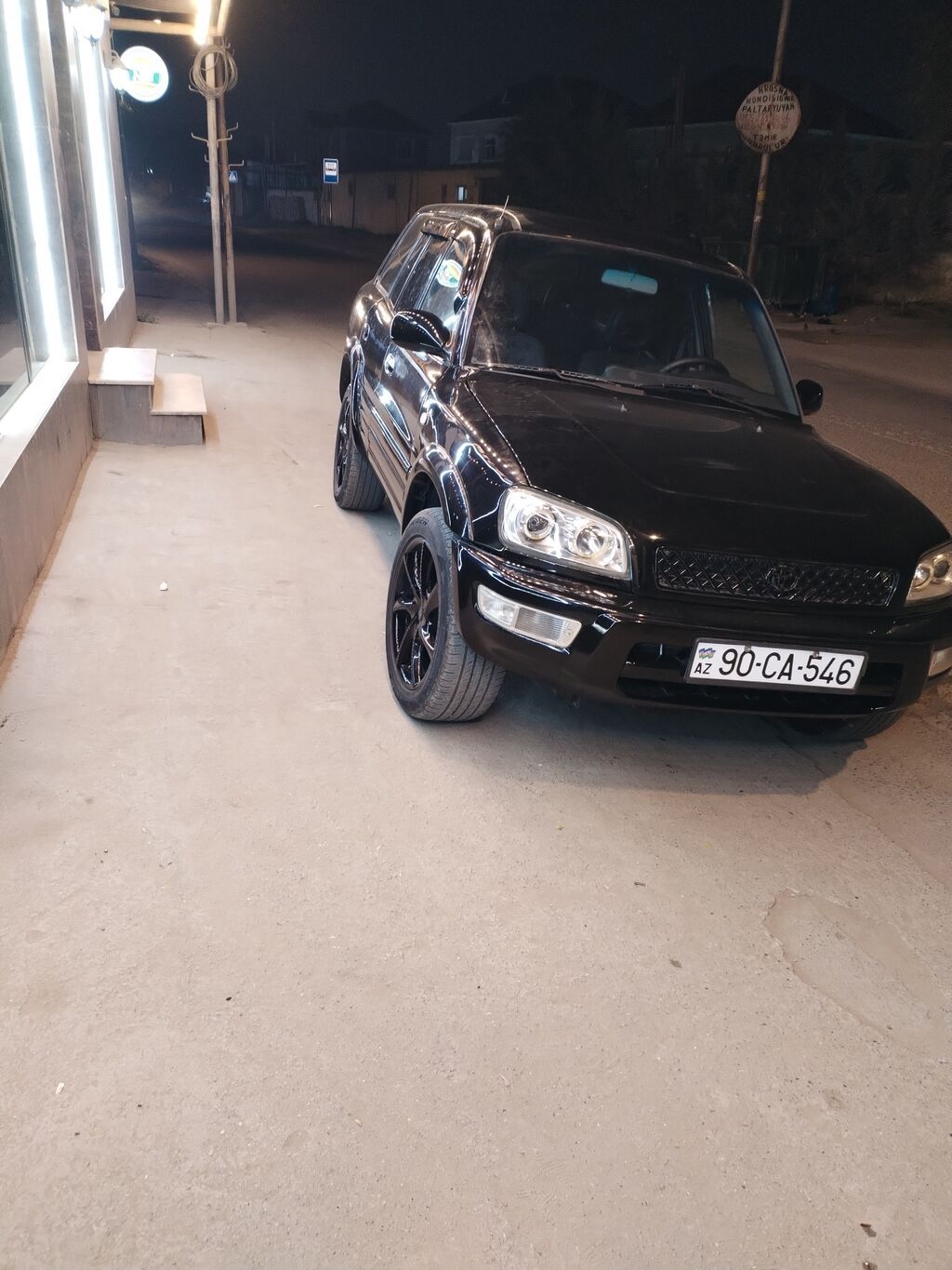 Toyota RAV4 kompakt SUV. Qara rəngli кузов, klassik kvadrat formalı — Avtomobillər, Digah (5)