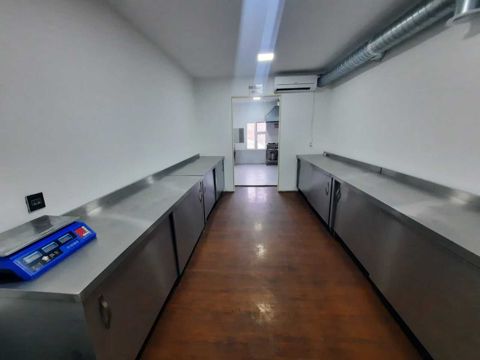 Satılır obyekt 110 m² — Bakı