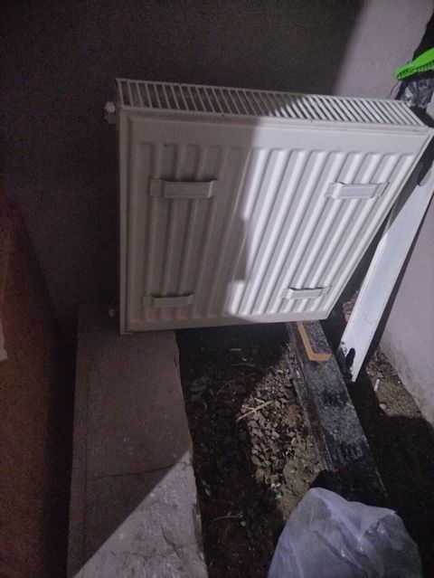 Panel radiator lazim olmadigi ucun satiram ustunde 2eded krantinda — Bakı