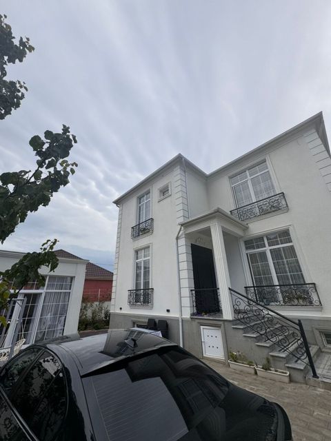 Satılır 6 otaqlı həyət evi/bağ evi 350 m² — Bakı