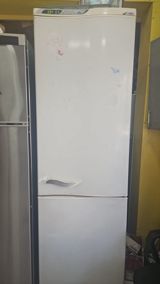 Ağ rəngli, alt kameralı iki qapılı soyuducu. Xüsusiyyətlər: - Üst — Aylin — Refrigerators