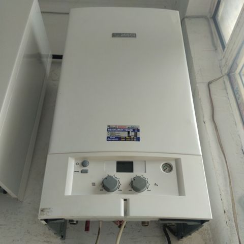 Kombi 28 kw tam işlək vəziyyətdə Kombiye servis tərəfindən 1 il rəsmi — Bakı