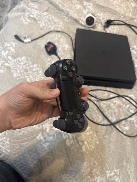 Məhsul: Sony PlayStation 4 Slim (qara) Təsvir: - Kompakt və səssiz — Gədəbəy