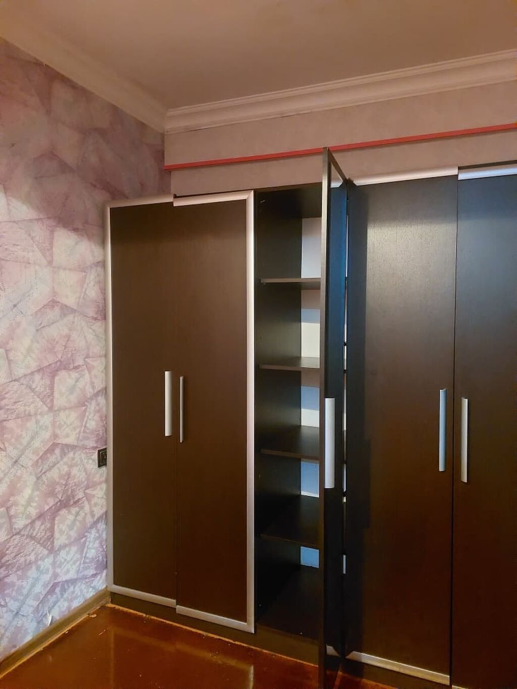 Mebel: 5 qapılı paltar dolabı, ortada tam boy güzgülü bölmə. Rəng — Şkaflar, Xırdalan (4)