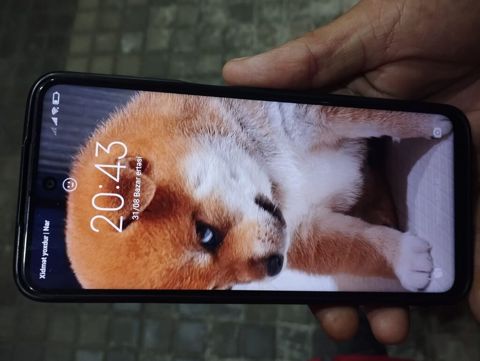 Məhsul: Smartfon Xüsusiyyətlər: - Ekran: Tam ekran, mərkəzdə — Bakı