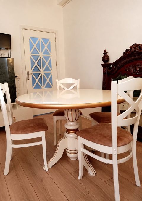 Masa dəsti satılır 250₼. 4 oturcağı var.Ünvan bayraq — Bakı
