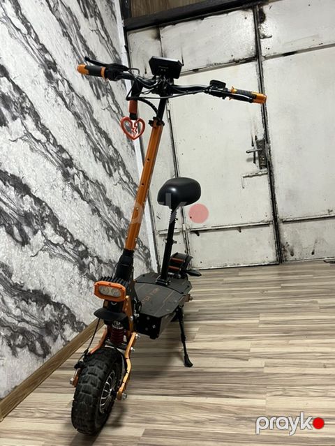 Elektrik skuteri – off-road təkərlər və güclü işıqlandırma ilə