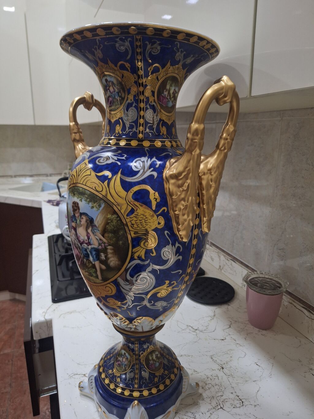 Bir vaza, Farfor — Vaazalar, kreslolar, süni çiçəklər, Xırdalan (4)