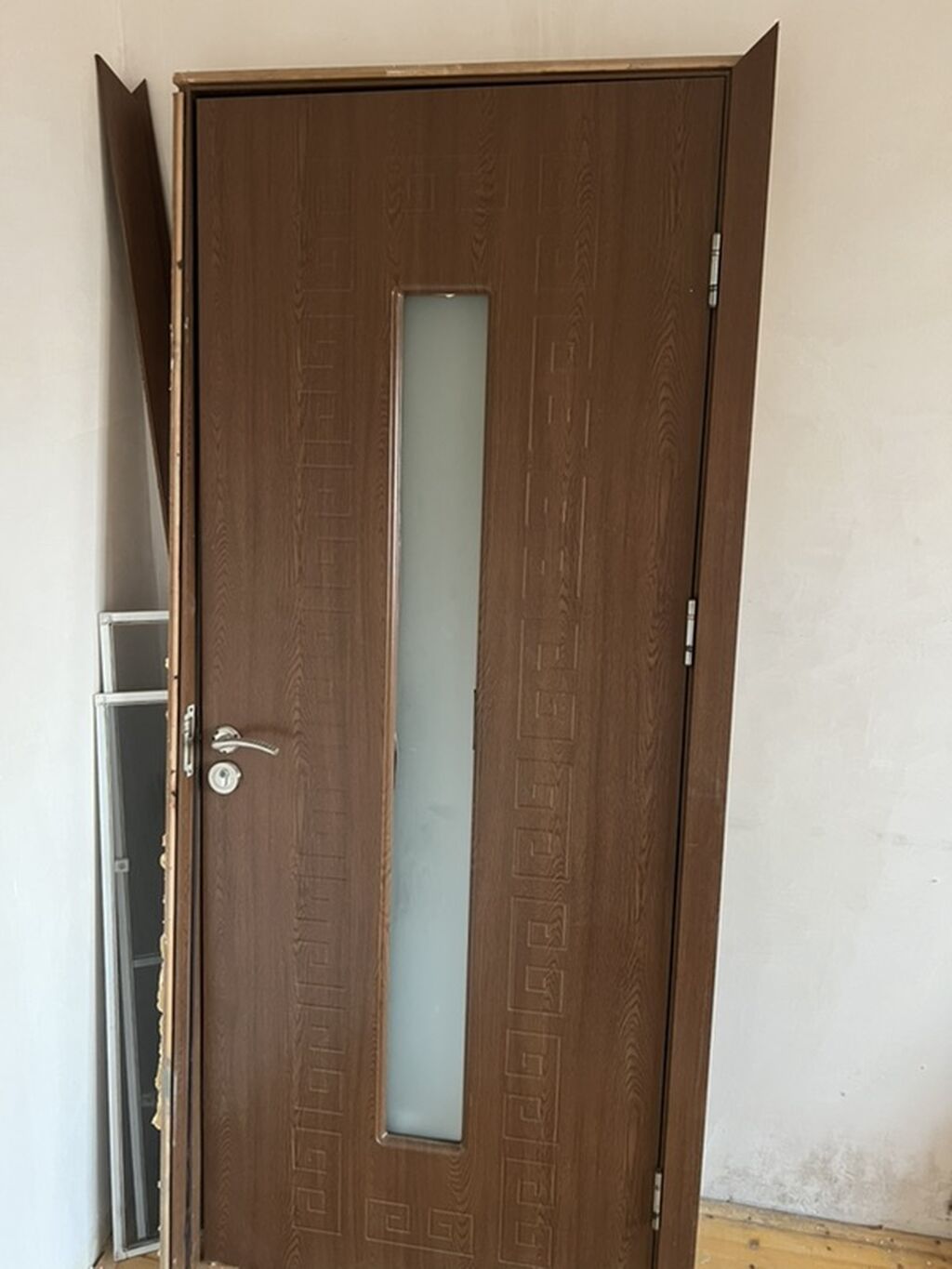 Otaq qapısı – taxta teksturalı, tünd qəhvəyi rəng. Ön səthdə oyma — Pəncərələr, qapılar, balkonlar, Bakı (3)