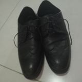 Klassik üslubda kişi ayaqqabısı. Qara rəngdədir, bağcıqlıdır və zərif — Dress shoes