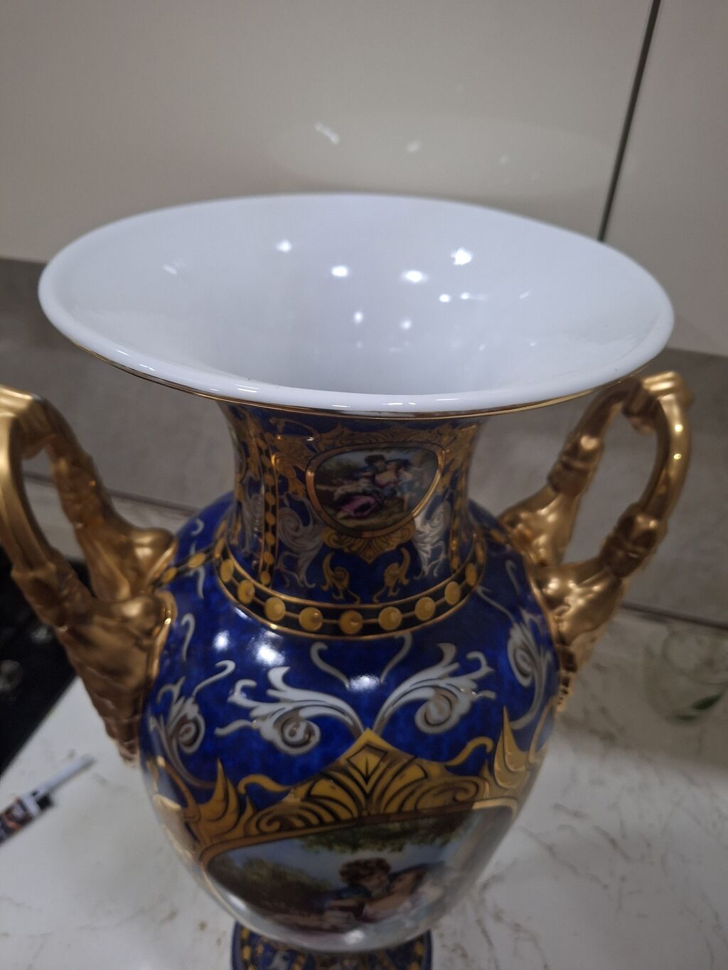 Bir vaza, Farfor — Vaazalar, kreslolar, süni çiçəklər, Xırdalan (5)