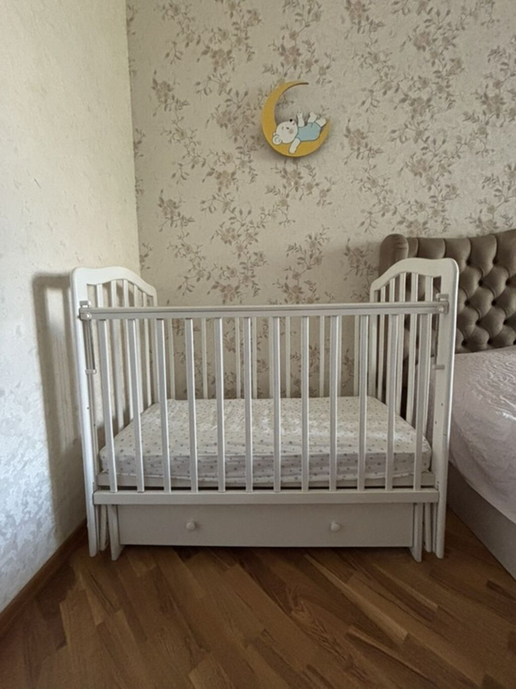 Ağ rəngli uşaq beşiyi - Klassik taxta konstruksiya, oval uclu slatlar — Bəşikləri, Bakı (2)