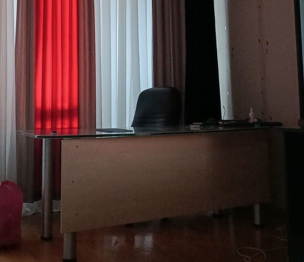 Unvan Yasamal Qələbə dairəsi daxildir: Şüşəli stol (metal ayaqlı) — Ofis mebeli, Bakı (2)