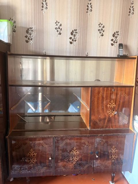 Klassik vitrinli bufet - Material: Taxta karkas, laklı səth; ön — Xırdalan