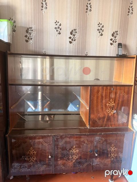 Klassik vitrinli bufet - Material: Taxta karkas, laklı səth; ön