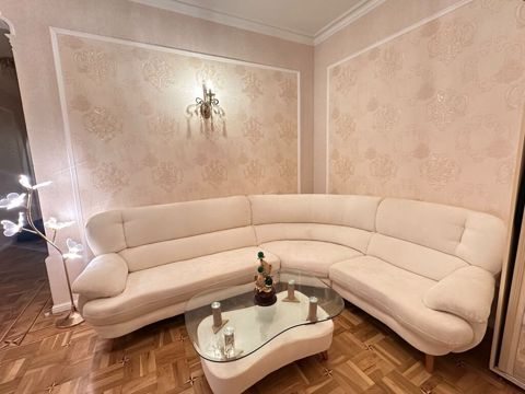 Kunc divan 600azn 4.400azn alinib. Mohkem keyfiyyətli divandir. Umumi — Bakı