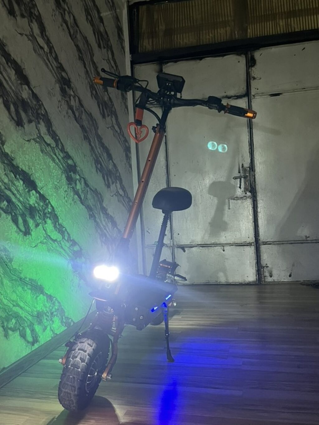 Elektrik skuteri – off-road təkərlər və güclü işıqlandırma ilə — Skuterlər, Quba (4)