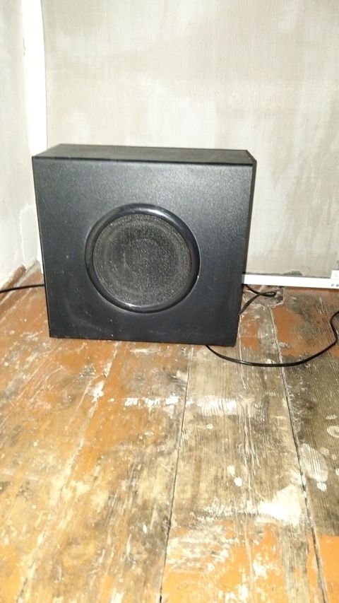 Yastı korpuslu aktiv subwoofer - Kompakt, kvadrat formalı yastı — Ağdaş