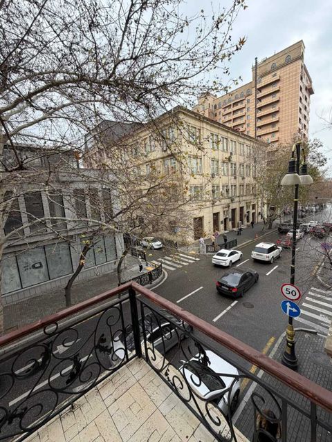 Satılır 7 otaqlı köhnə tikili 450 m² — Bakı
