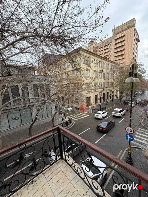 Satılır 7 otaqlı köhnə tikili 450 m²