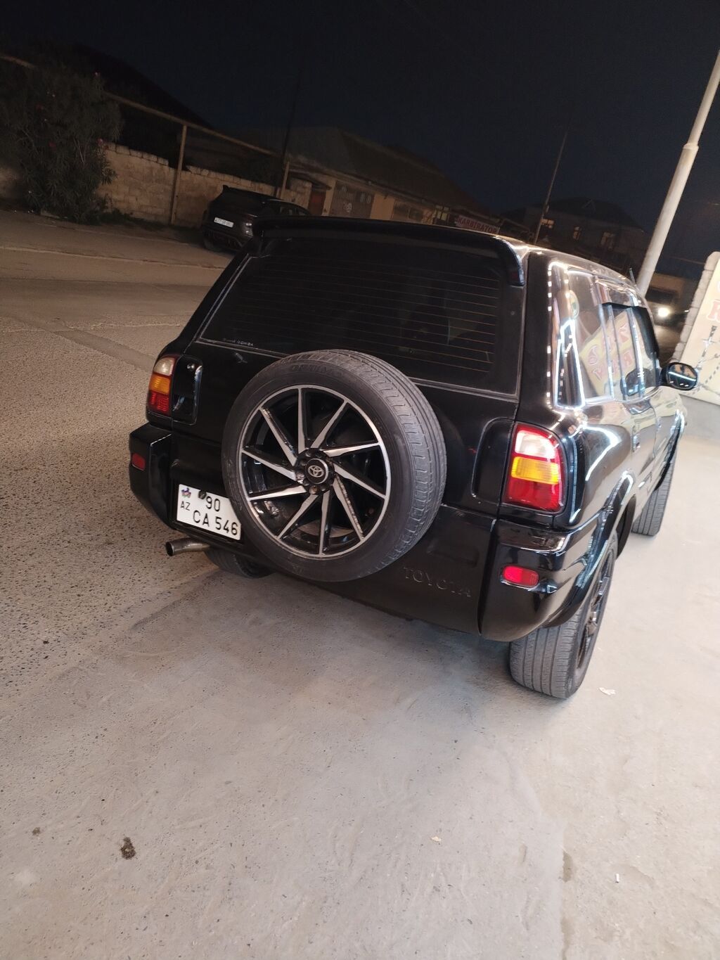 Toyota RAV4 kompakt SUV. Qara rəngli кузов, klassik kvadrat formalı — Avtomobillər, Digah (3)