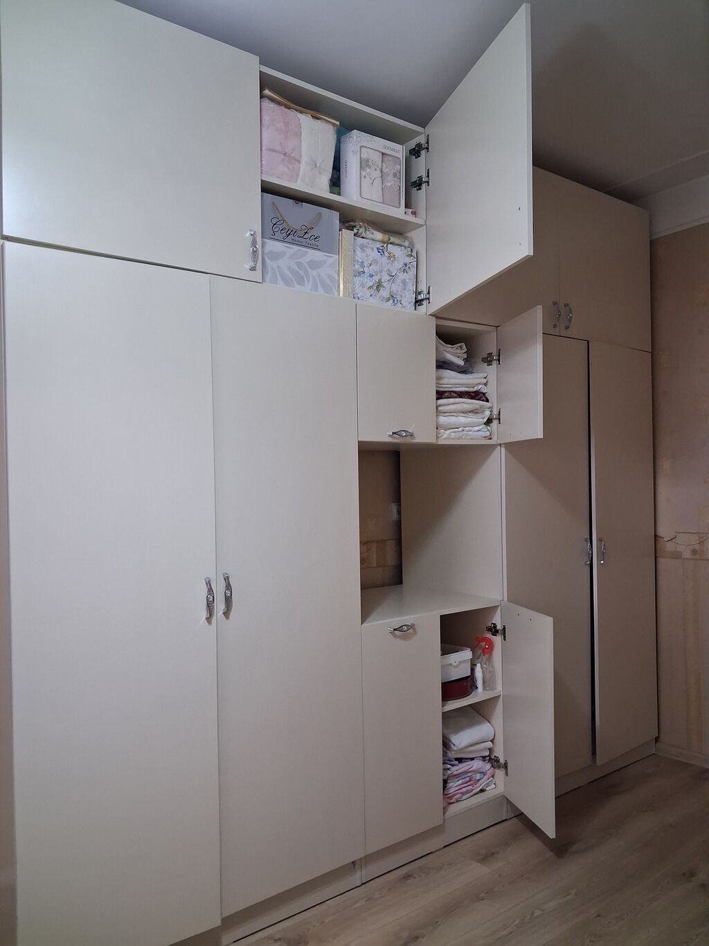 Bej rəngli divarboyu qarderob-dolab sistemi /MDF tipli hamar səthli — Şkaflar, Bakı (4)