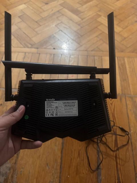 Tenda AC2100 simsiz router Xüsusiyyətlər: - Model: Tenda AC2100 — Bakı