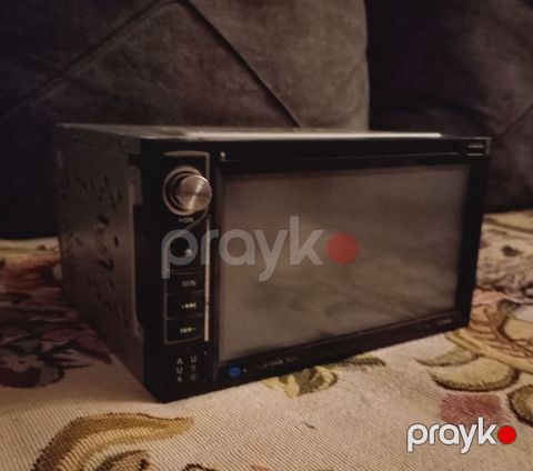 Avtomobil üçün 2-DIN multimedia maqnitola Universal monitordur. Yan — Salyan