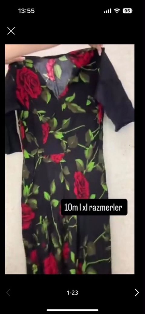 Qara fon üzərində qırmızı qızılgül naxışlı qadın donu. - Model — Fatmayı