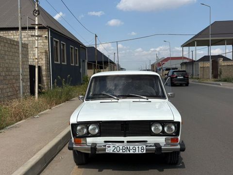 VAZ 2106 sedan – klassik ağ rəngli, 4 qapılı kuzov. Xüsusiyyətlər — Gəncə
