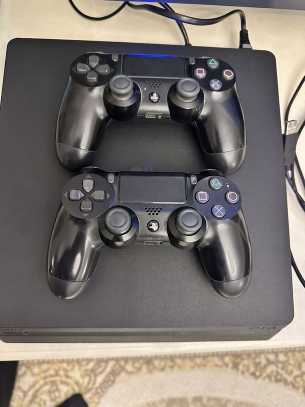 PlayStation 4 Slim 500GB satılır. Konsol tam işlək vəziyyətdədir və — Oyun konsolları, Bakı (2)