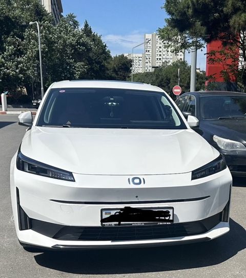 Elektrik krossover – ağ rəngdə, müasir minimalist dizayn — Novxanı